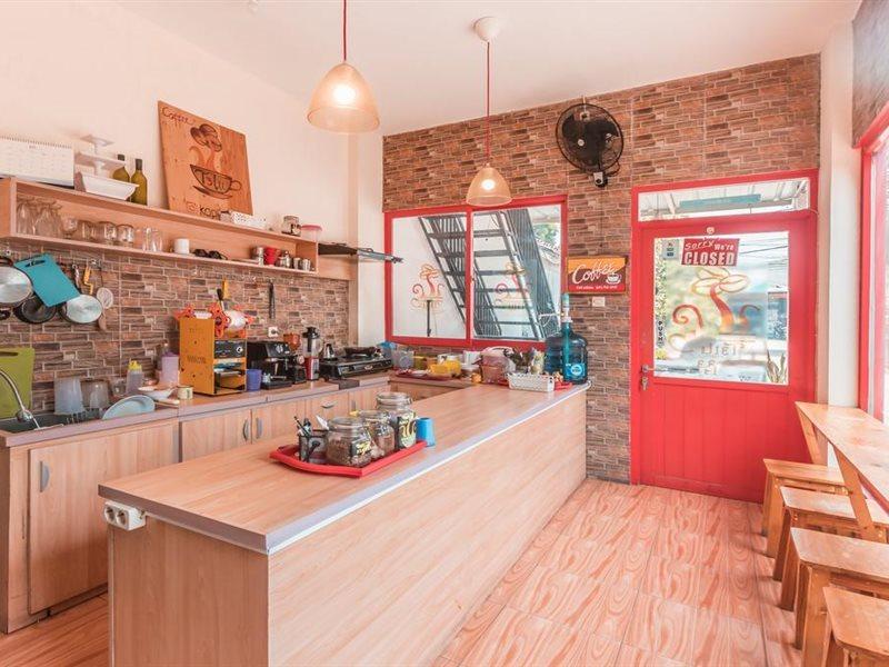 Oyo 1555 Unik Guesthouse Syariah Jacarta Fast Food	 foto